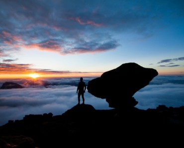 Assunto:Turista contempla o amanhecer em mirante no topo do Monte Roraima
Local:Parque Nacional do Monte Roraima - Uiramutã-RR
Data:01/04/2015
Autor: Tales Fernandes/Pulsar Imagens