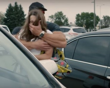 девушка на стоянке